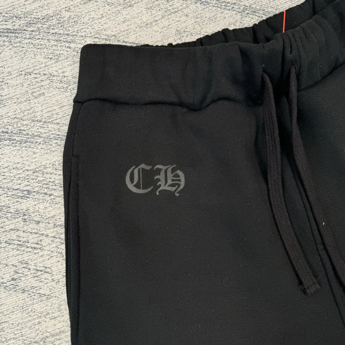 P366 Chrome Heart Ch Sanskrit black loose-fitting leggings sweatpants Size: S/M/L Made of high-weight plus velvet cotton fabric, which combines warmth and crisp texture. The version is the popular "wide at the top and narrow at the bottom" leggings silhouette. It is equipped with a drawstring waistband, double side pockets and back pockets. While maintaining the casual feel of the street, it highlights the tonality of luxury items through high-tech printing and fabric texture.